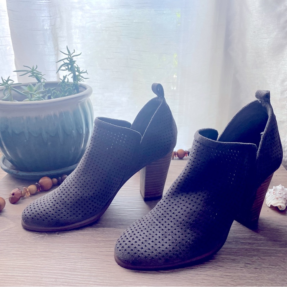 💡Vince Camuto Booties💡 BRAND NEW! Steel Grey perforated suede booties👻Size 8